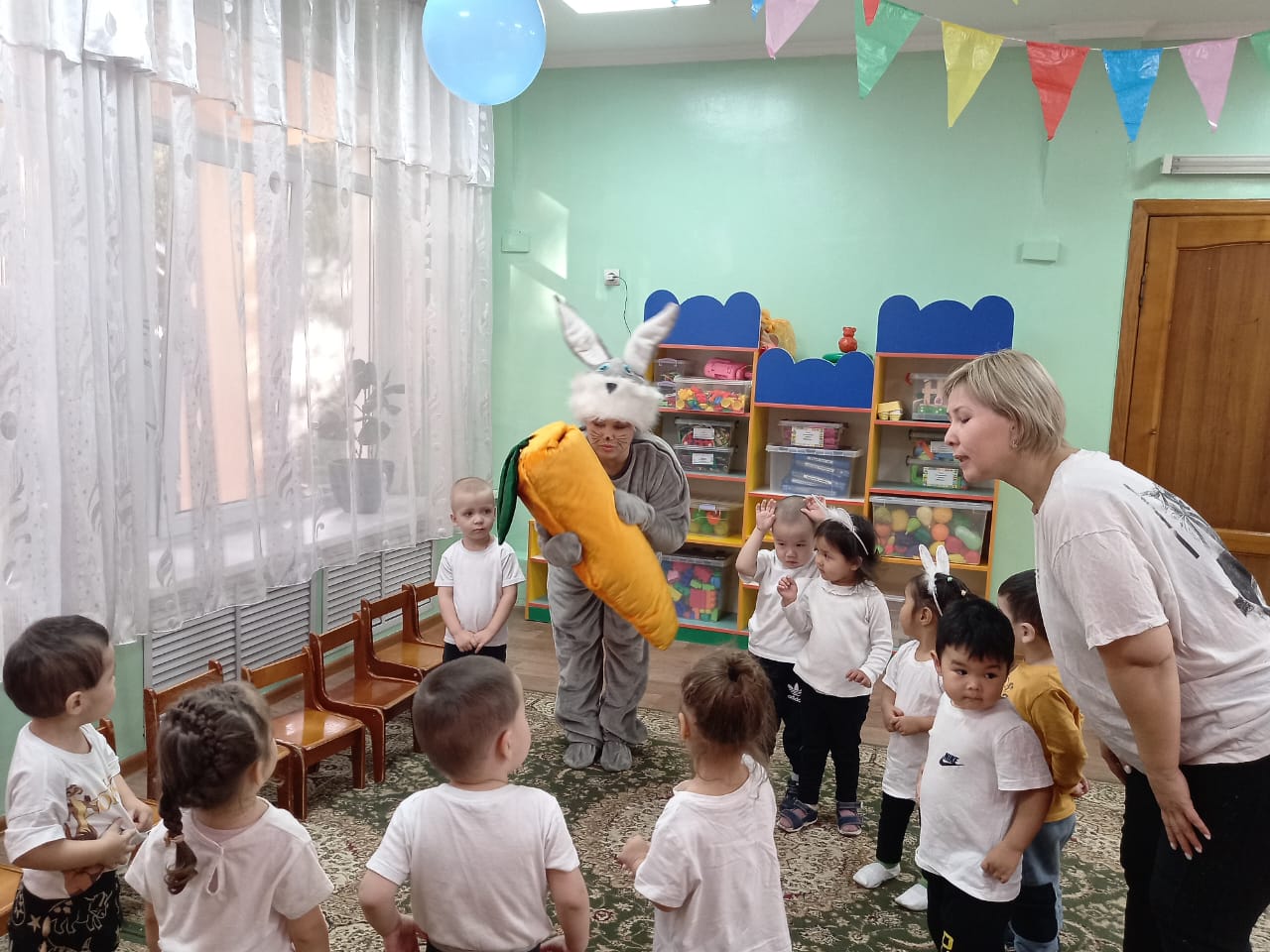 "Біз күшті батыл болып өсеміз"   спорттық мереке           Кіші "Күншуақ" тобы            Тәрбиеші: Дауренбекова Ж.М