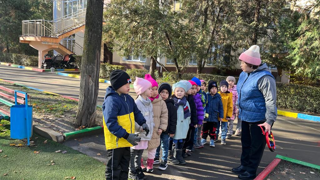 "В гости к Лисовичку" физкультурное развлечение  подготовительная группа "Чебурашка"              Воспитатель: Разъянова  Г.Ж