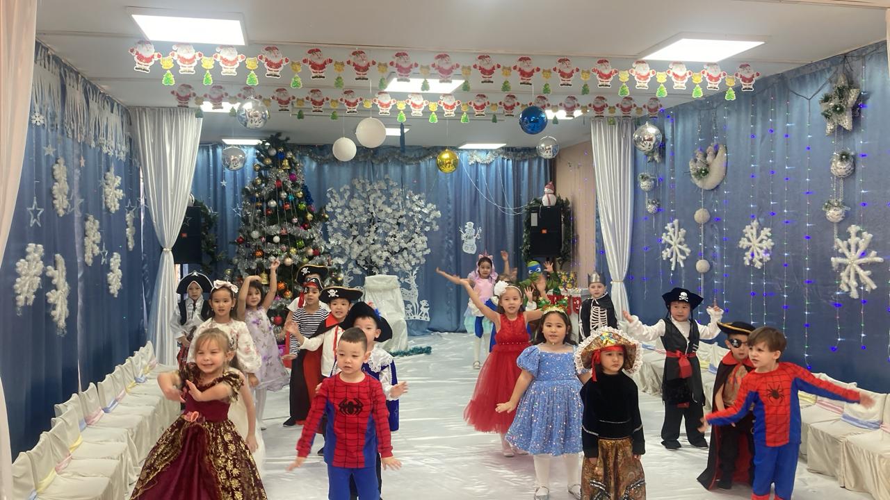 "Жасыл шырша жанында"    мерекелік ертеңгіліктер