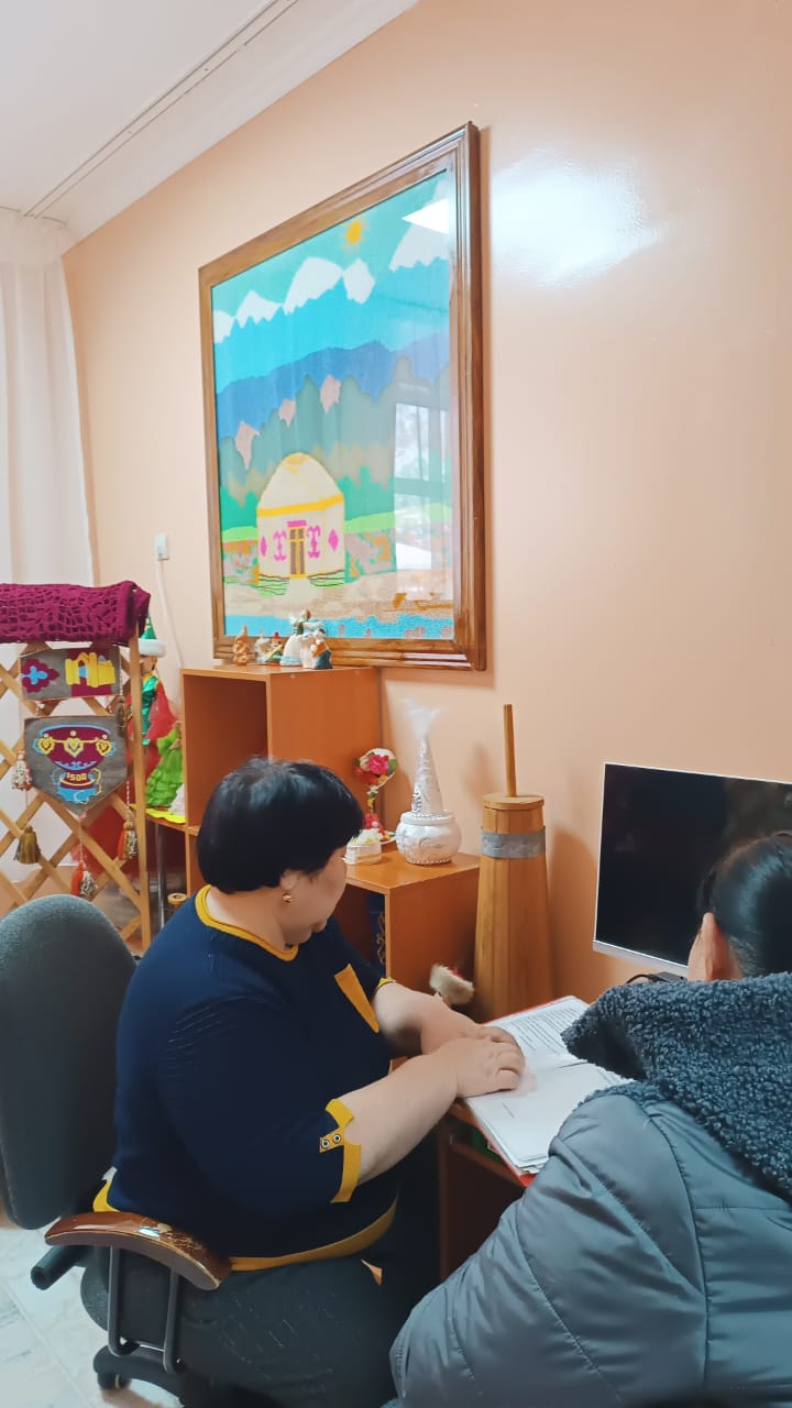 Кеңес пунктінің кестеге сәйкес  жұмысы.   Қазақ тілі маманы ата-анамен сұхбат жүргізуде.
