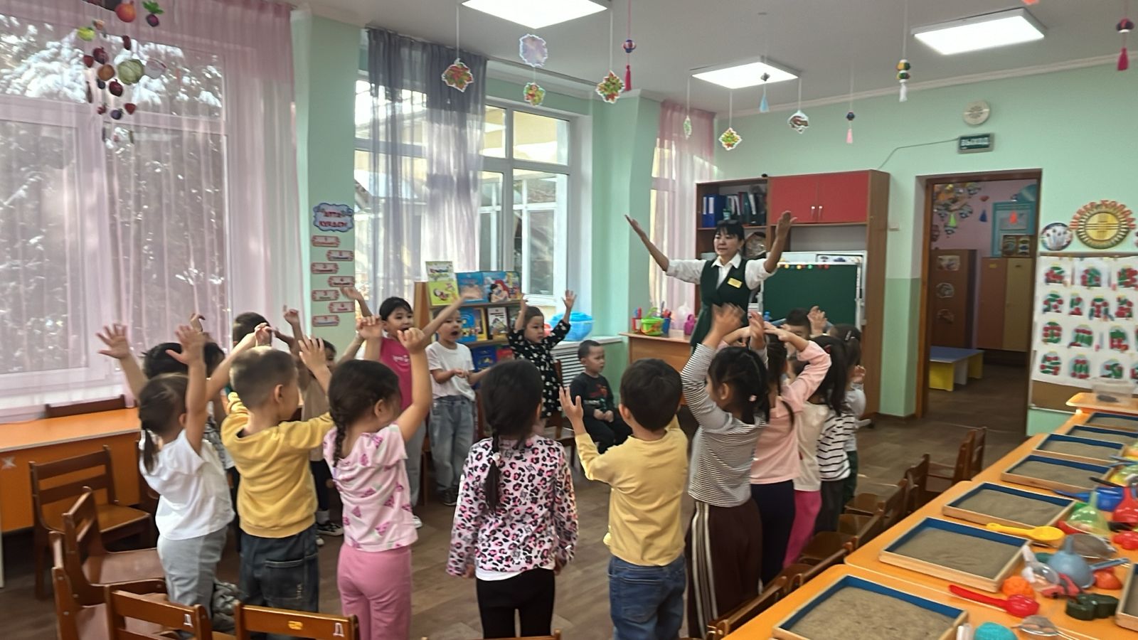 "Құммен ойнаймыз, зерттейміз"  кіріктірілген ұйымдастырылған іс-әрекеті     Ересек "Достық" тобы        Тәрбиеші: Жанузакова Ф.А