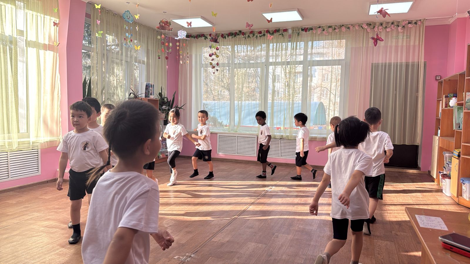 "Біз ептіміз, күштіміз!" спорттық жарыс   мектепалды "Болашақ" тобы     тәрбиеші: Жылқыбай Г.Б